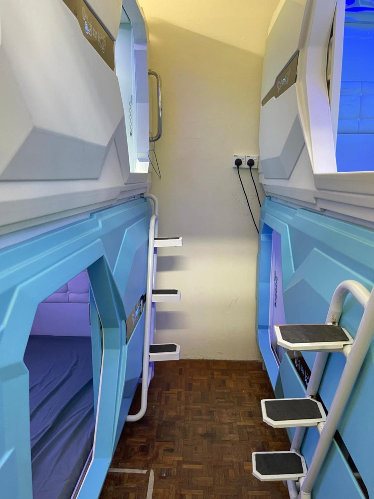 ג'והור בהרו Pelangi Capsule Hostel מראה חיצוני תמונה